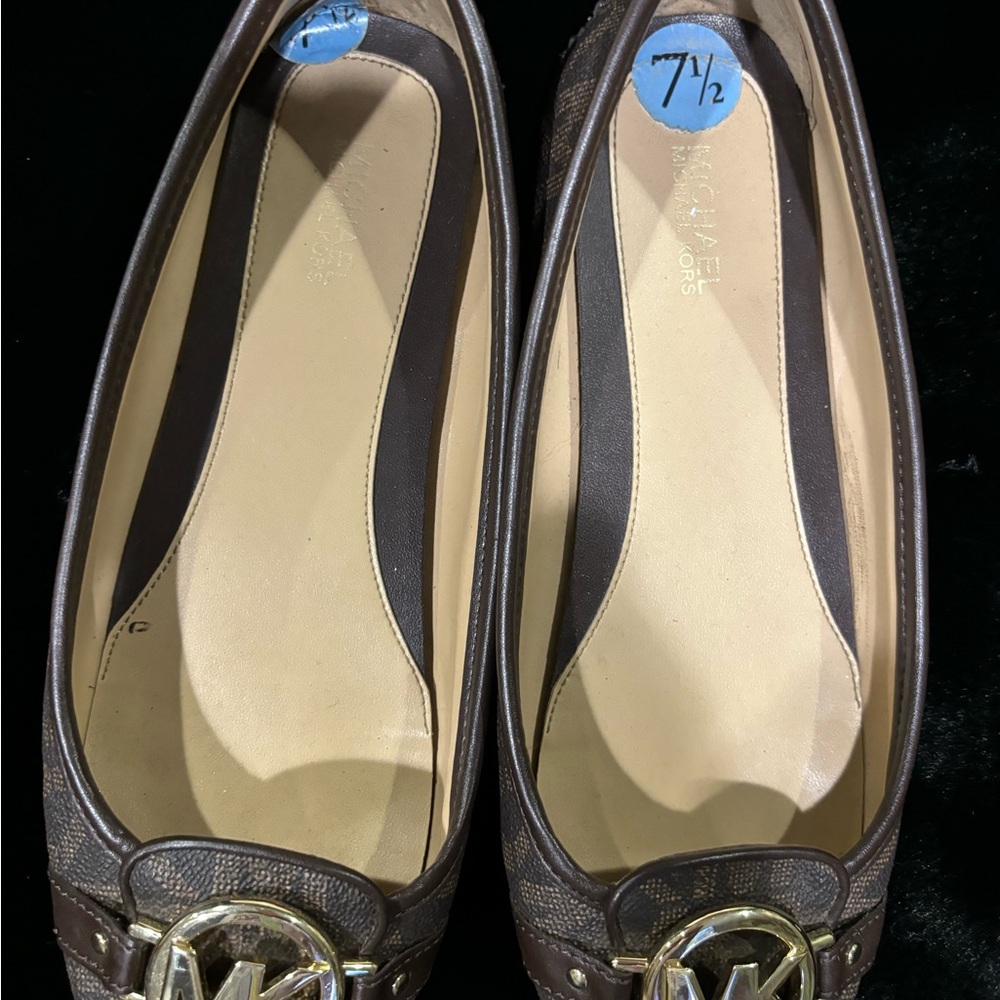 Size 7 1/2 lightly used worn twice Micheal Kors